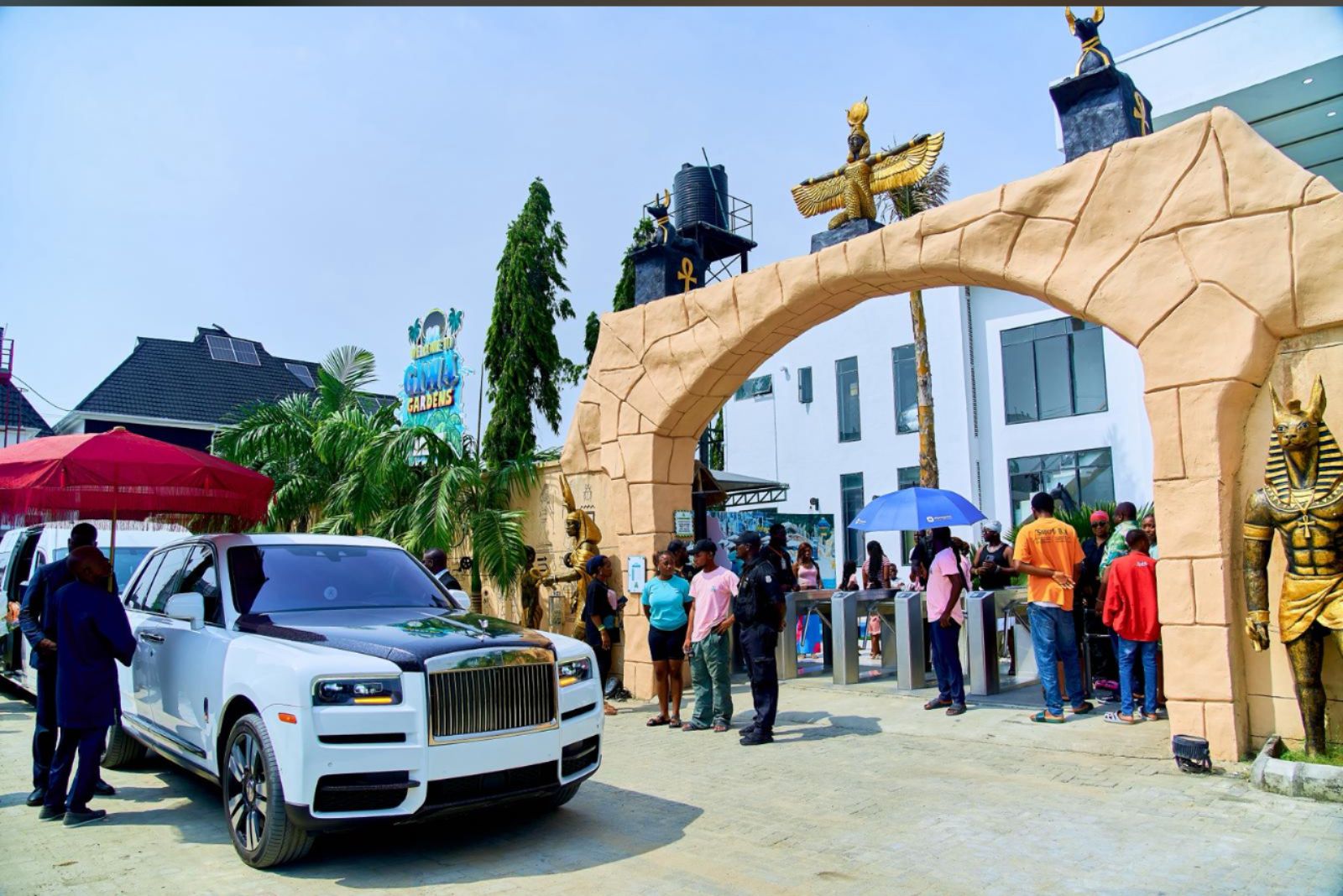 Elegushi of Ikate Land Visits Giwa Gardens with Royal Family and King’s Men-4