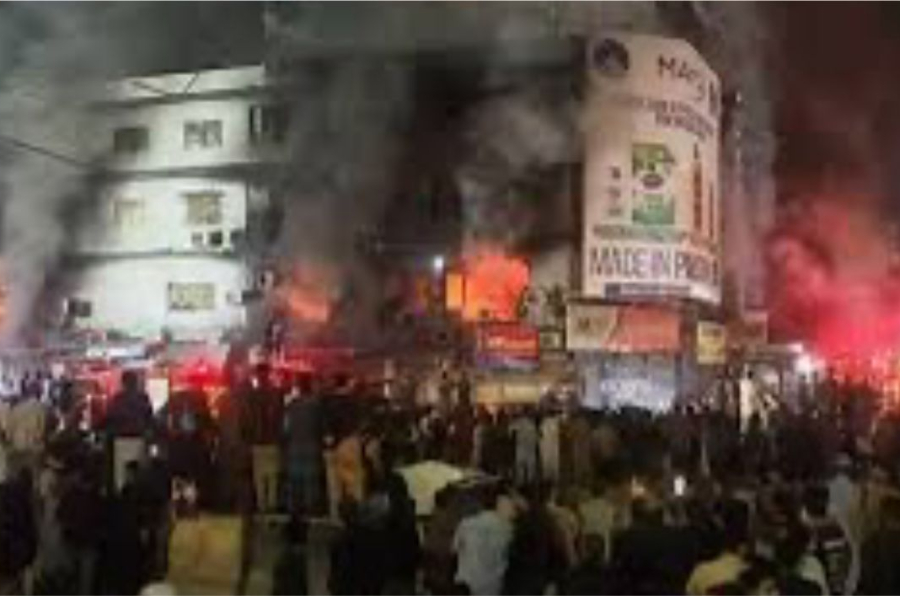Fire Engulfs Karachi Shopping Mal