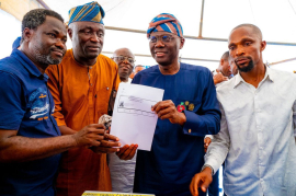 PHOTO NEWS Sanwo-Olu Performs APC Membership E-Registration in Lagos Island-1