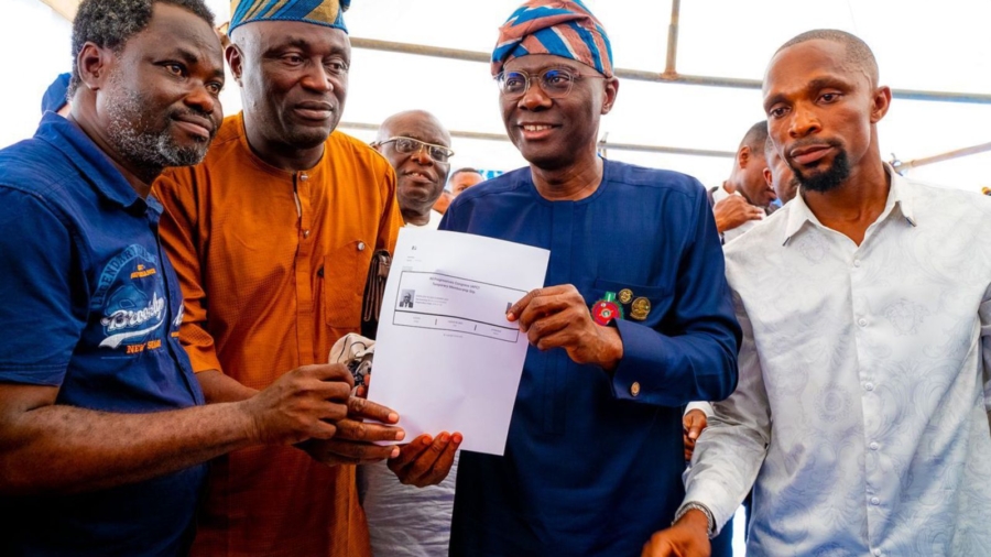 PHOTO NEWS Sanwo-Olu Performs APC Membership E-Registration in Lagos Island-1